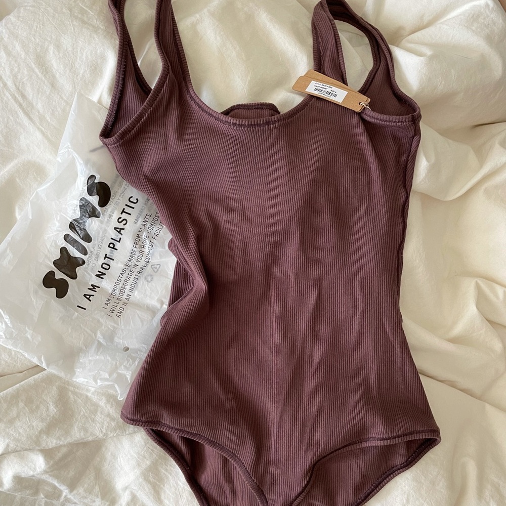 NWT SKIMS COTTON RIBBED BODYSUIT IN GARNET